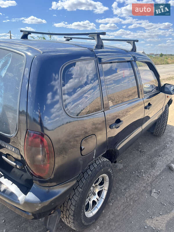 Позашляховик / Кросовер Chevrolet Niva 2004 в Чорноморському