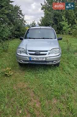 Внедорожник / Кроссовер Chevrolet Niva 2011 в Дубно