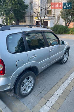 Внедорожник / Кроссовер Chevrolet Niva 2011 в 