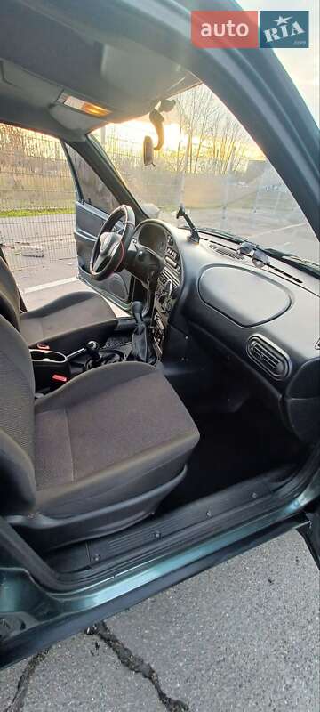 Внедорожник / Кроссовер Chevrolet Niva 2015 в Киеве