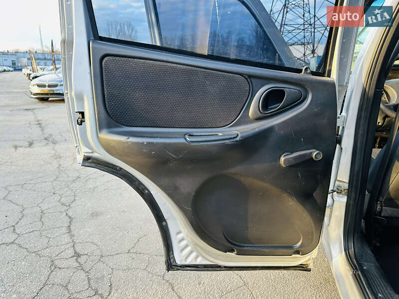 Внедорожник / Кроссовер Chevrolet Niva 2008 в Харькове