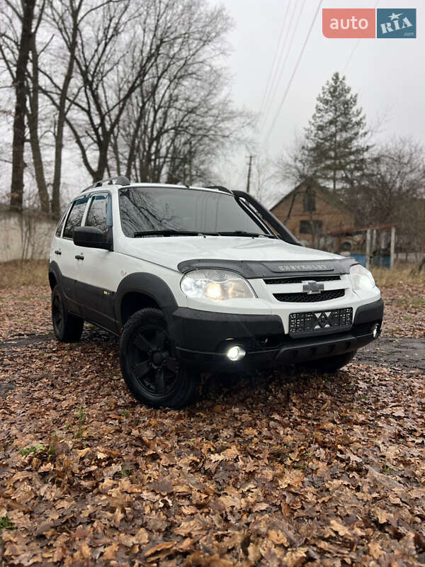 Внедорожник / Кроссовер Chevrolet Niva 2015 в Валках