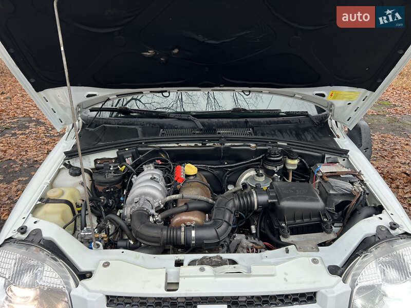 Внедорожник / Кроссовер Chevrolet Niva 2015 в Валках