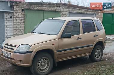Позашляховик / Кросовер Chevrolet Niva 2004 в Чугуєві