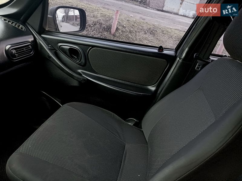 Внедорожник / Кроссовер Chevrolet Niva 2010 в Каменском