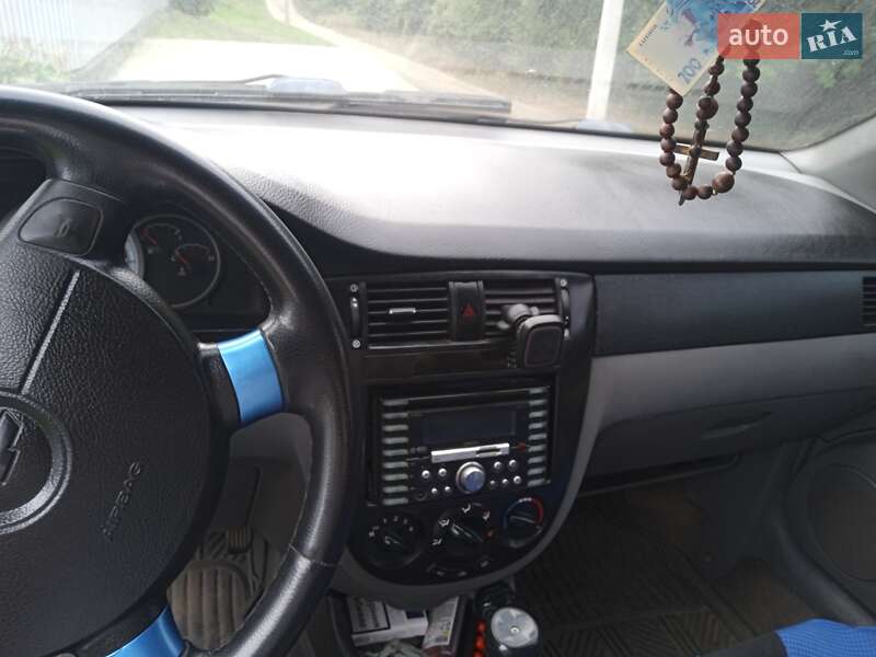 Седан Chevrolet Nubira 2004 в Чернівцях