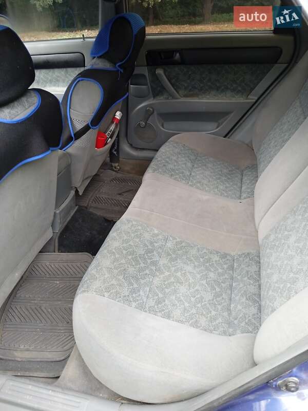 Седан Chevrolet Nubira 2004 в Чернівцях