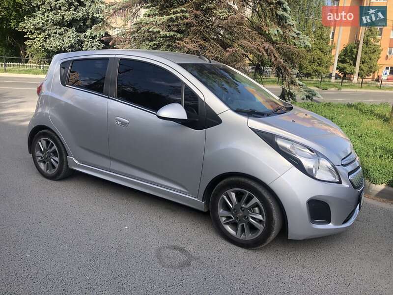 Хэтчбек Chevrolet Spark 2016 в 