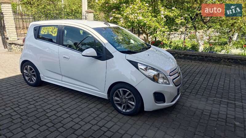 Хэтчбек Chevrolet Spark 2015 в Ровно