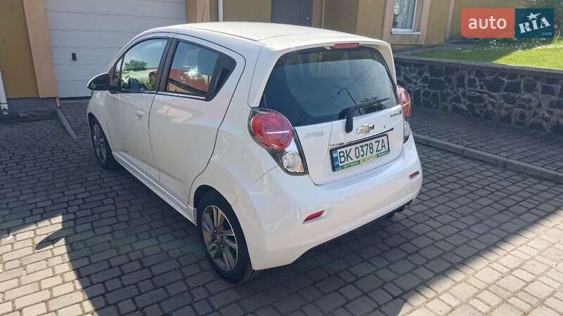 Хэтчбек Chevrolet Spark 2015 в Ровно