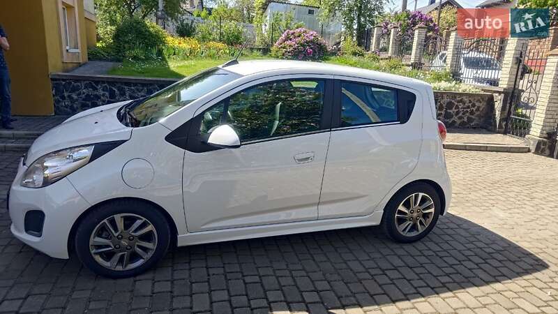 Хэтчбек Chevrolet Spark 2015 в Ровно