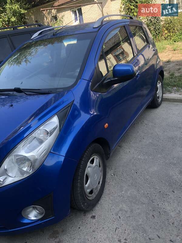 Хэтчбек Chevrolet Spark 2010 в Владимире