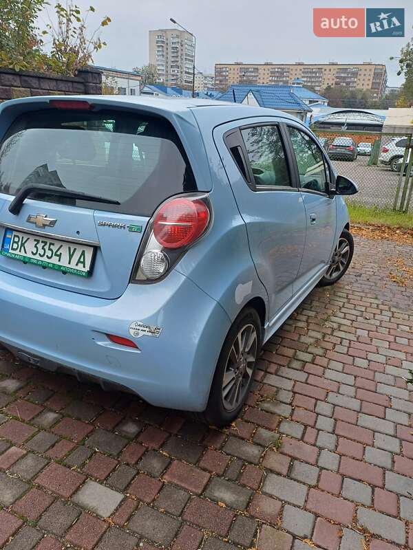 Хетчбек Chevrolet Spark 2015 в Рівному