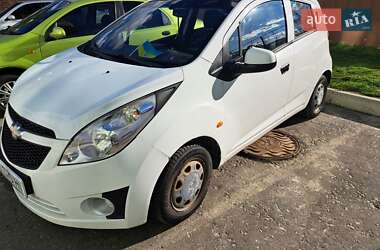 Хэтчбек Chevrolet Spark 2010 в 
