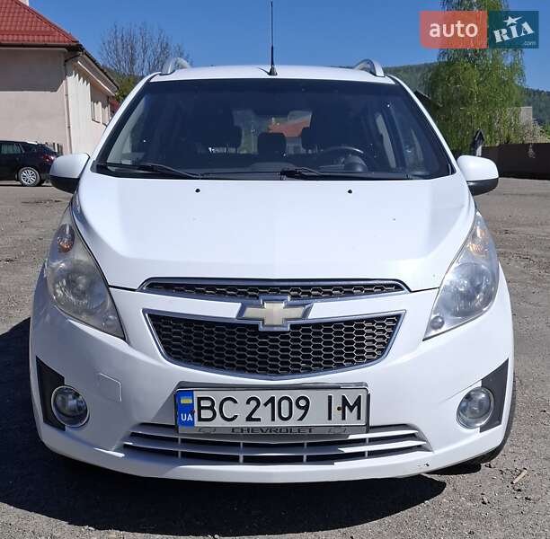 Хэтчбек Chevrolet Spark 2010 в 