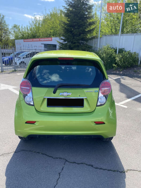 Хетчбек Chevrolet Spark 2014 в Рівному