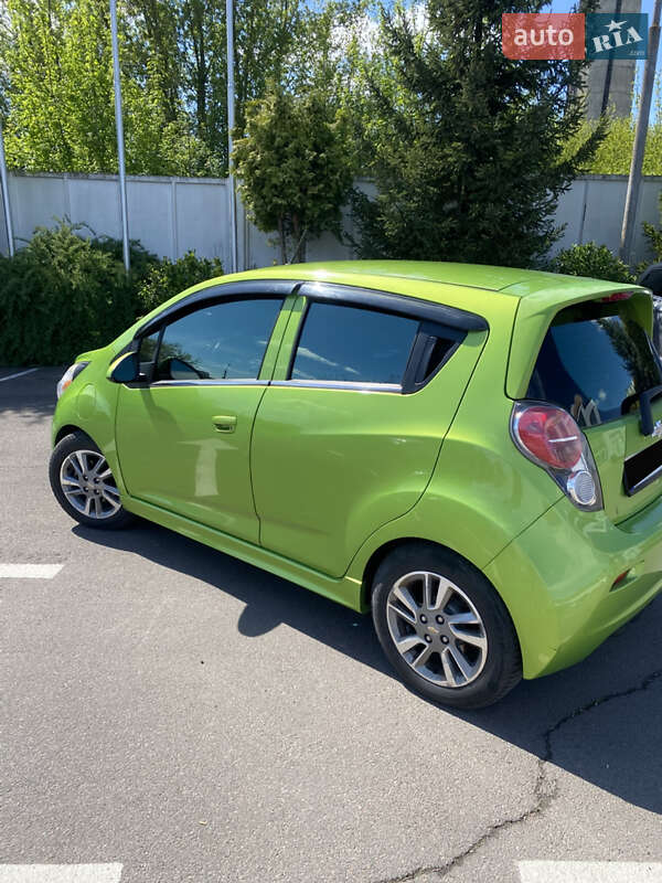 Хетчбек Chevrolet Spark 2014 в Рівному