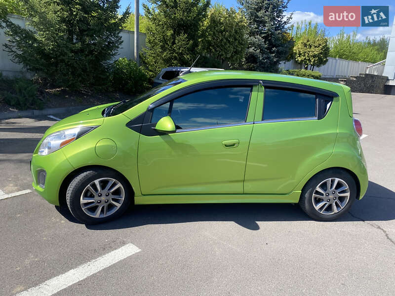 Хетчбек Chevrolet Spark 2014 в Рівному