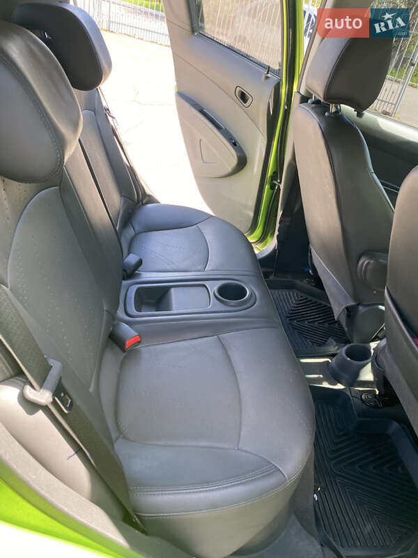 Хетчбек Chevrolet Spark 2014 в Рівному