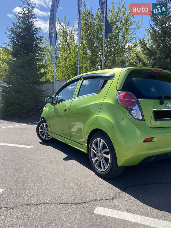 Хетчбек Chevrolet Spark 2014 в Рівному