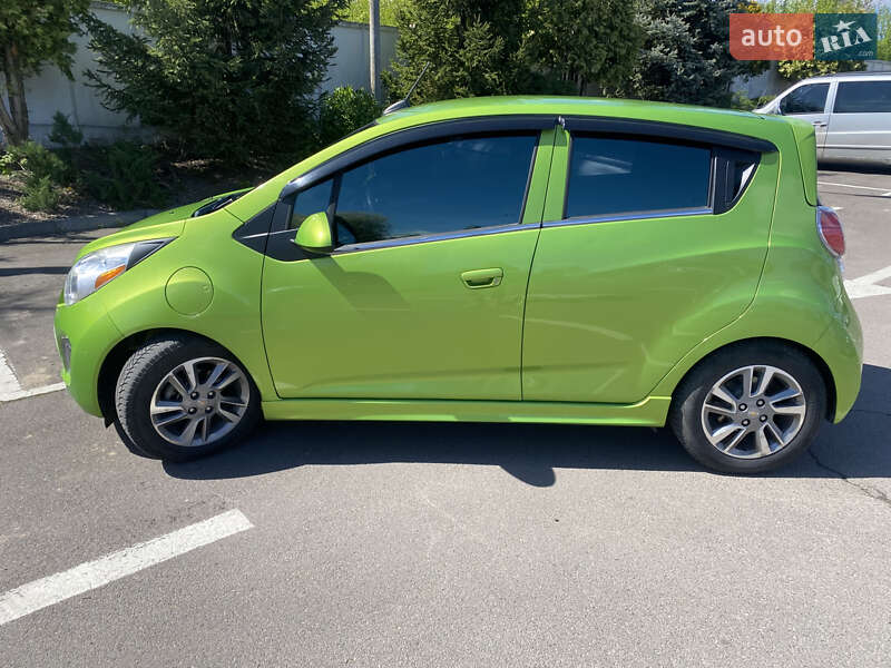Хетчбек Chevrolet Spark 2014 в Рівному