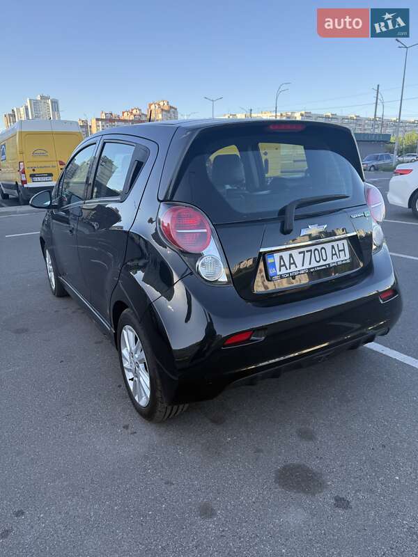 Хэтчбек Chevrolet Spark 2016 в Киеве