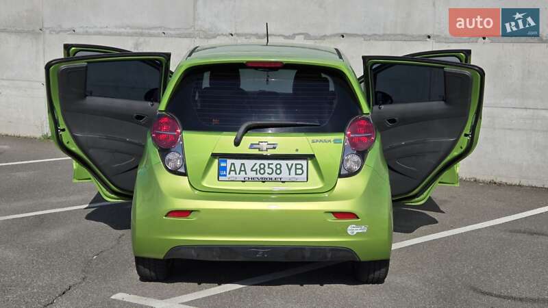 Хетчбек Chevrolet Spark 2015 в Києві