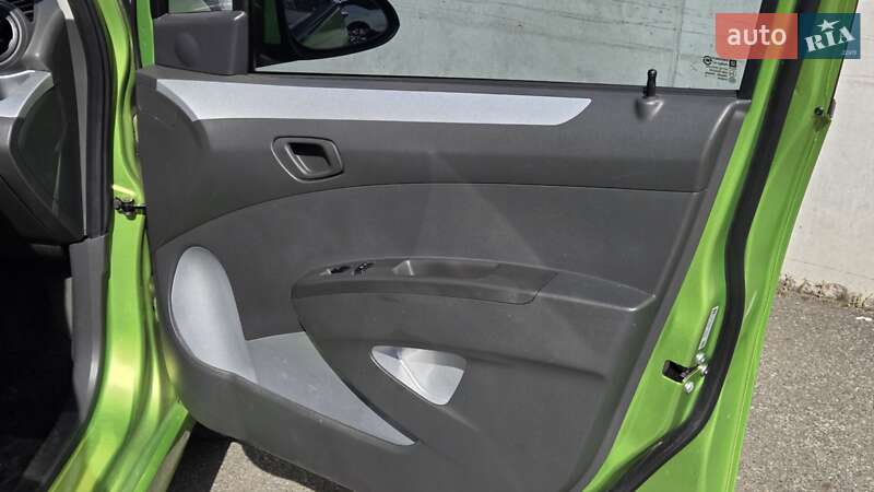 Хетчбек Chevrolet Spark 2015 в Києві