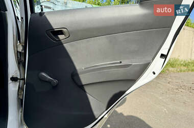 Хэтчбек Chevrolet Spark 2011 в 