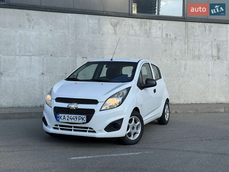 Хетчбек Chevrolet Spark 2014 в Києві