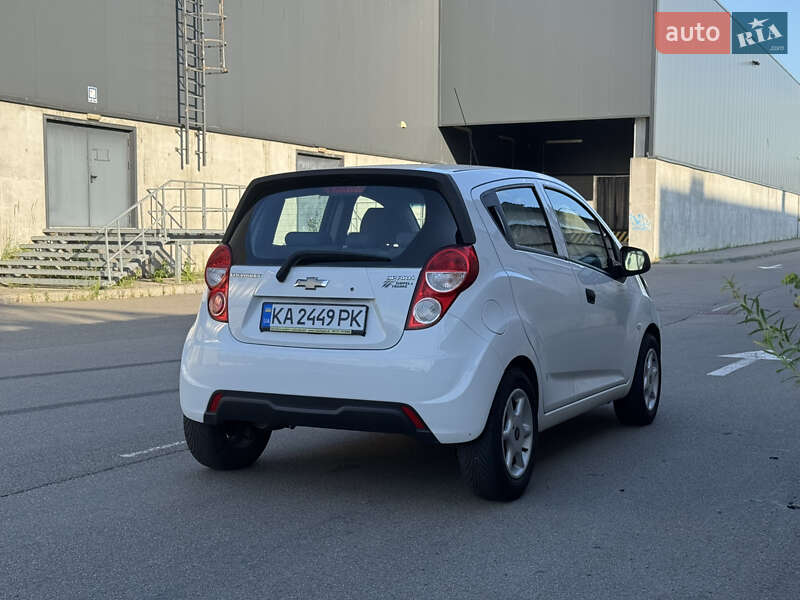 Хетчбек Chevrolet Spark 2014 в Києві
