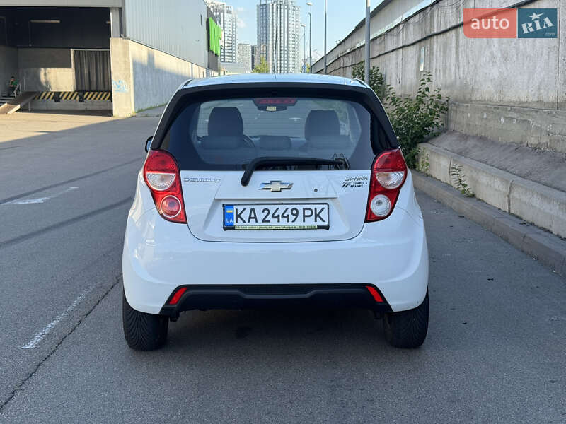 Хетчбек Chevrolet Spark 2014 в Києві