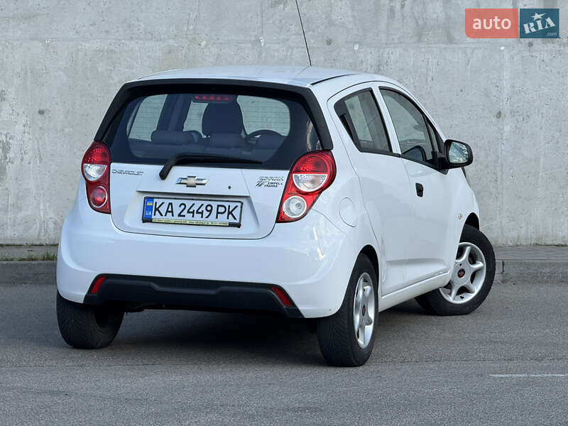 Хетчбек Chevrolet Spark 2014 в Києві