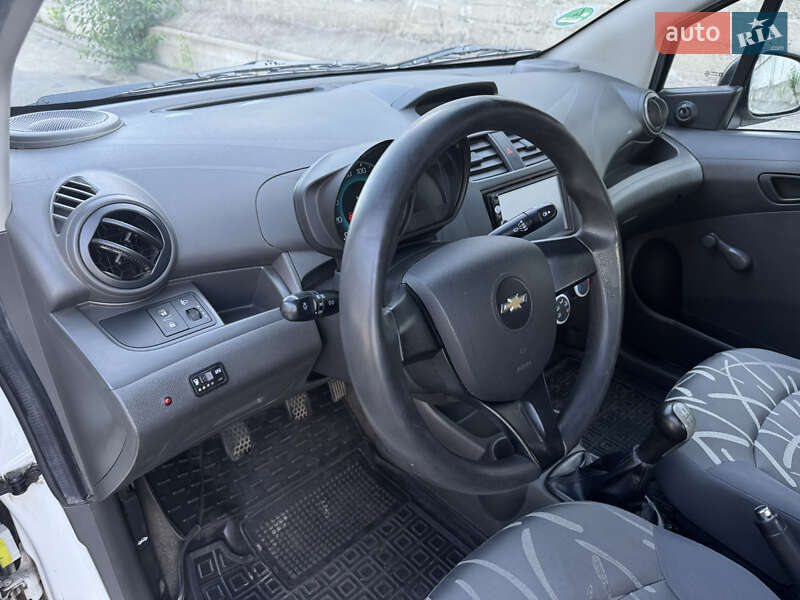 Хетчбек Chevrolet Spark 2014 в Києві