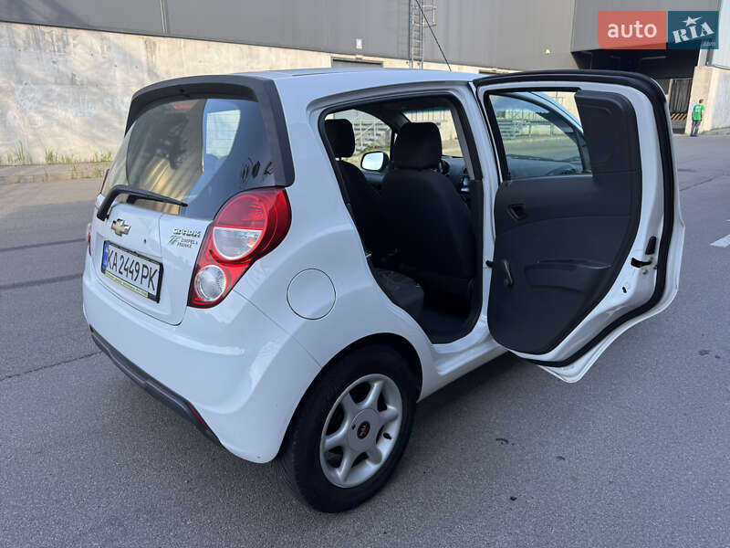 Хетчбек Chevrolet Spark 2014 в Києві