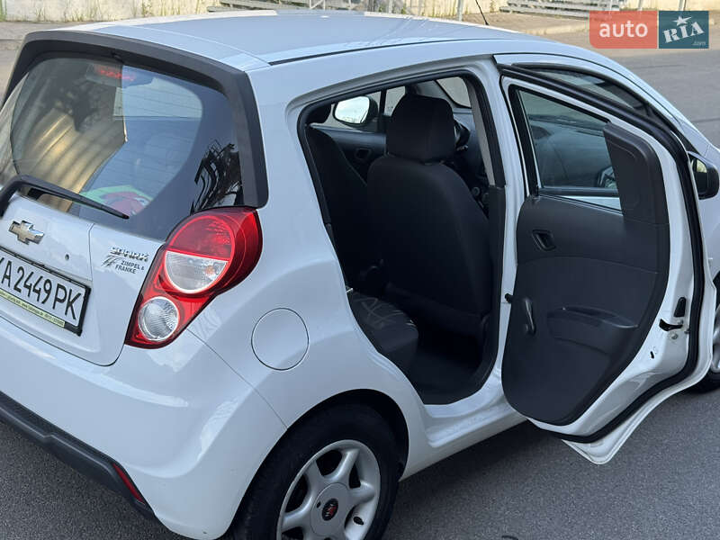Хетчбек Chevrolet Spark 2014 в Києві