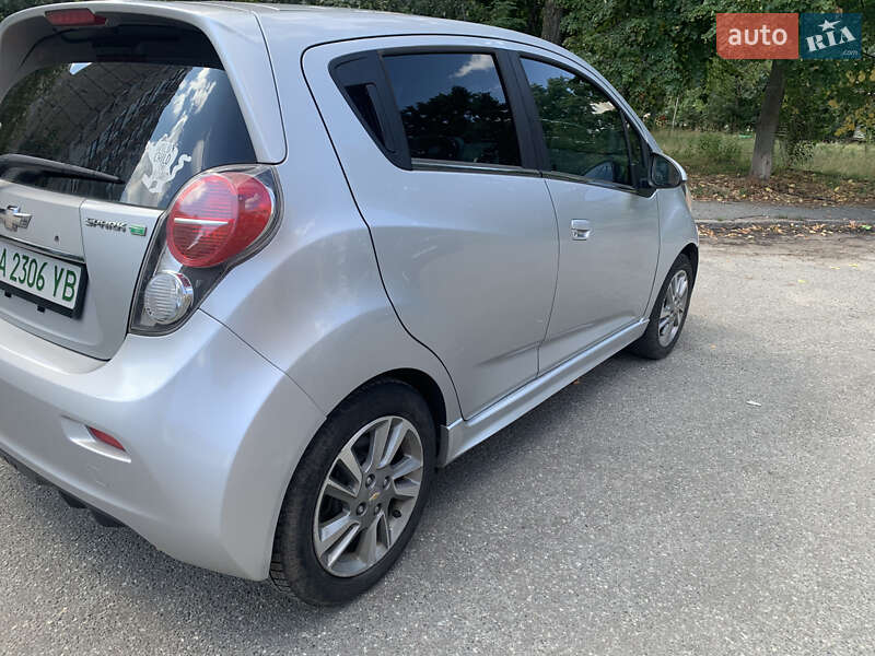 Хэтчбек Chevrolet Spark 2014 в Киеве