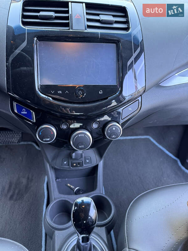 Хетчбек Chevrolet Spark 2014 в Рівному