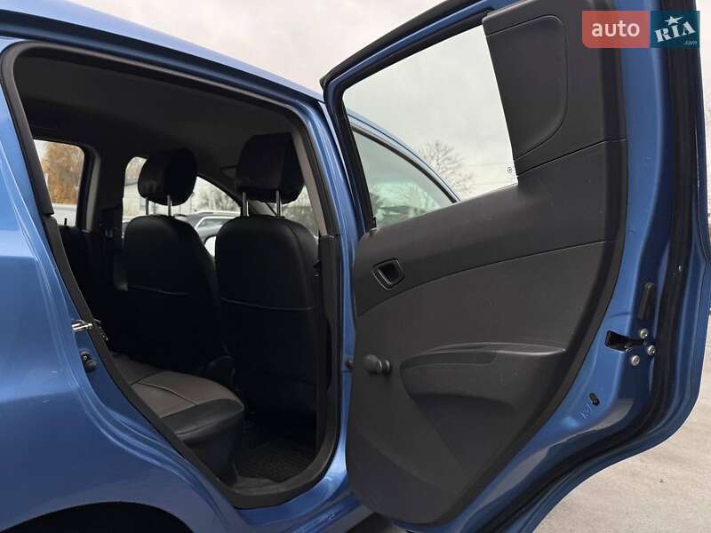 Хетчбек Chevrolet Spark 2013 в Рівному