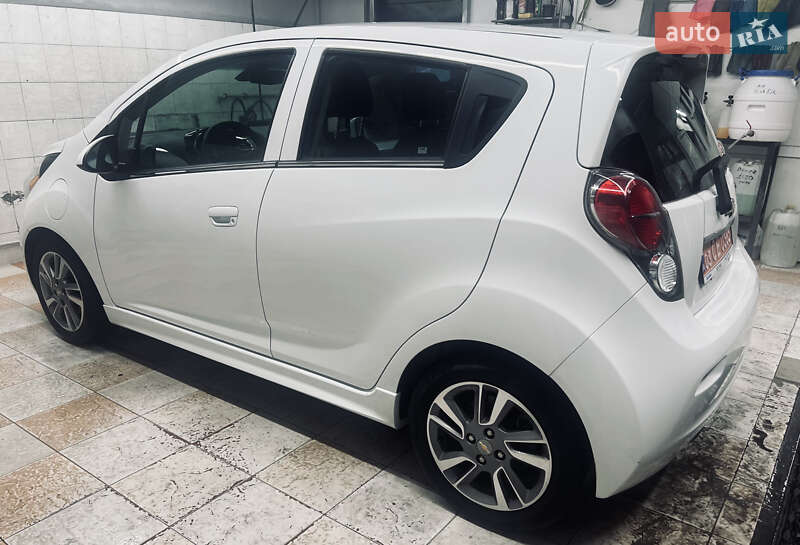 Хетчбек Chevrolet Spark 2015 в Дніпрі
