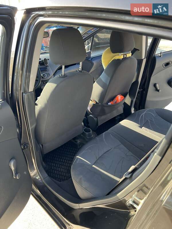Хэтчбек Chevrolet Spark 2010 в Звягеле