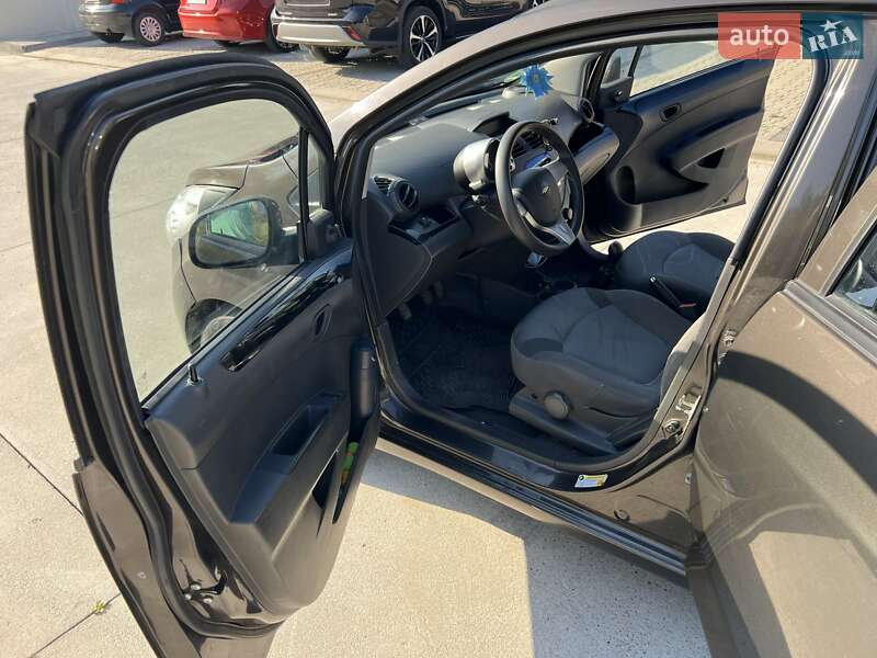 Хэтчбек Chevrolet Spark 2010 в Звягеле