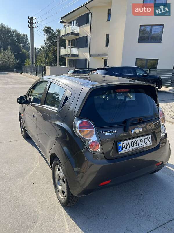 Хэтчбек Chevrolet Spark 2010 в Звягеле