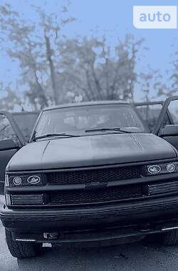 Внедорожник / Кроссовер Chevrolet Suburban 1999 в 