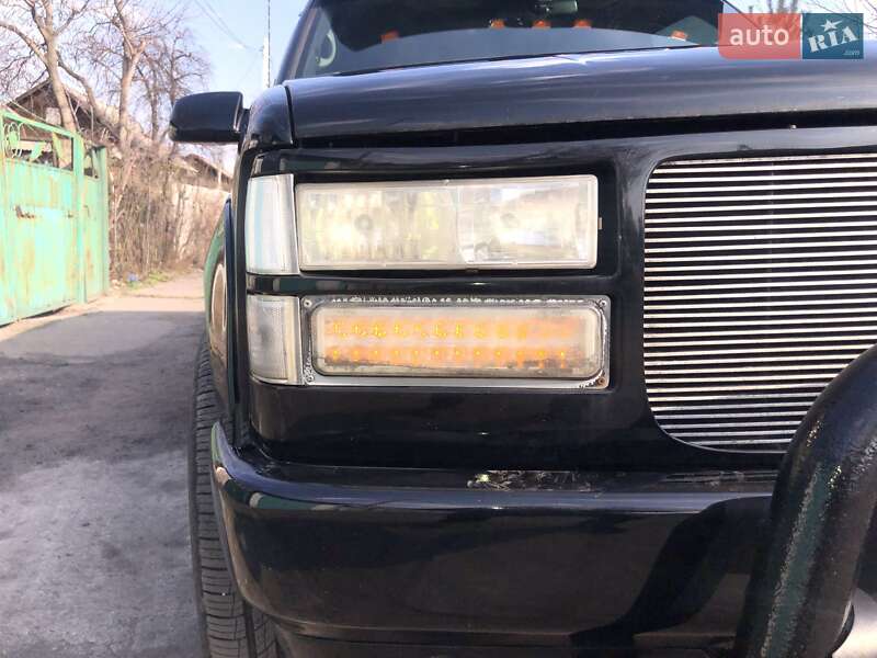 Позашляховик / Кросовер Chevrolet Suburban 1996 в Покровську