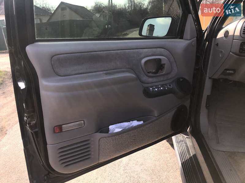 Позашляховик / Кросовер Chevrolet Suburban 1996 в Покровську