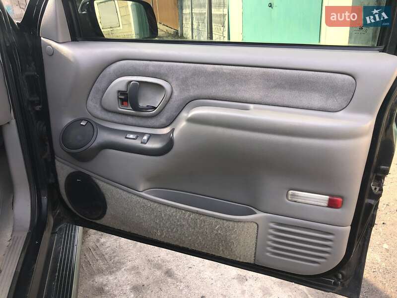 Позашляховик / Кросовер Chevrolet Suburban 1996 в Покровську