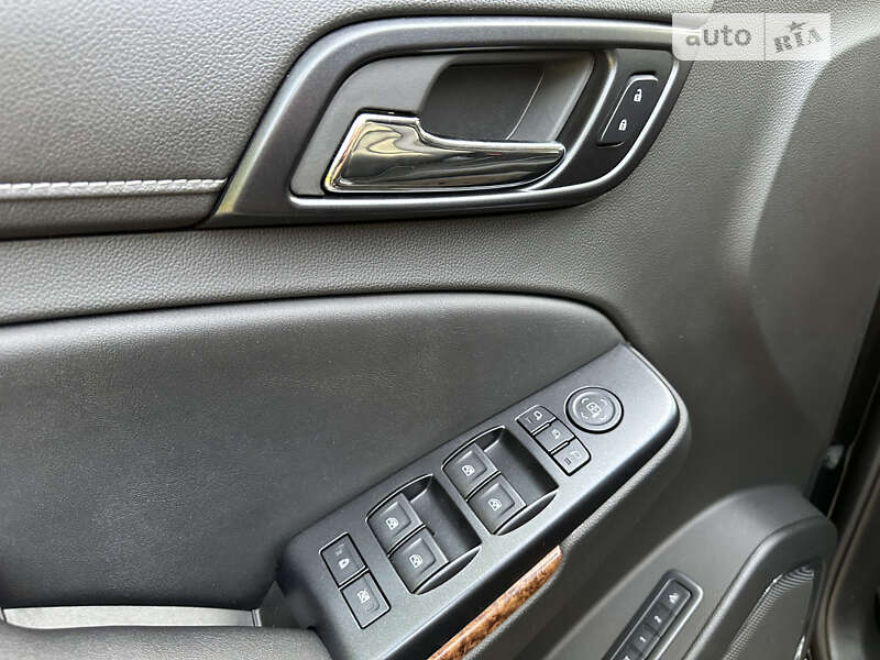 Позашляховик / Кросовер Chevrolet Suburban 2014 в Дніпрі