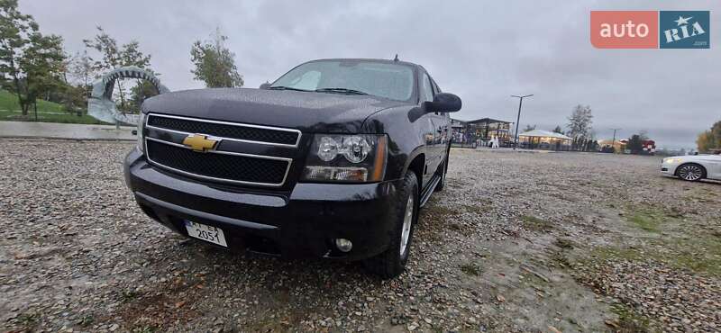Позашляховик / Кросовер Chevrolet Suburban 2013 в 