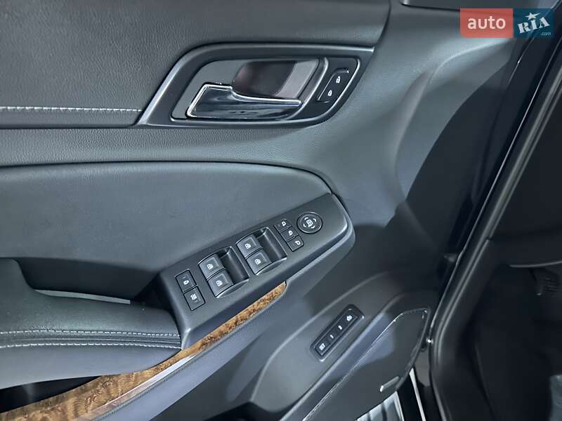 Внедорожник / Кроссовер Chevrolet Suburban 2014 в Днепре